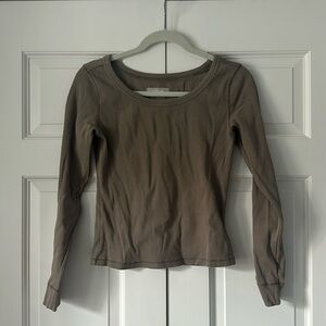 Like new worn only once organic cotton everlane long sleeve shirt.